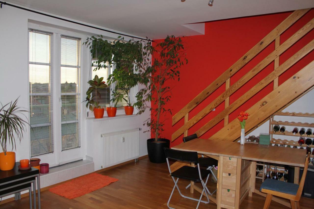 Sunny Two-Story Apartment Kyje Prague Luaran gambar