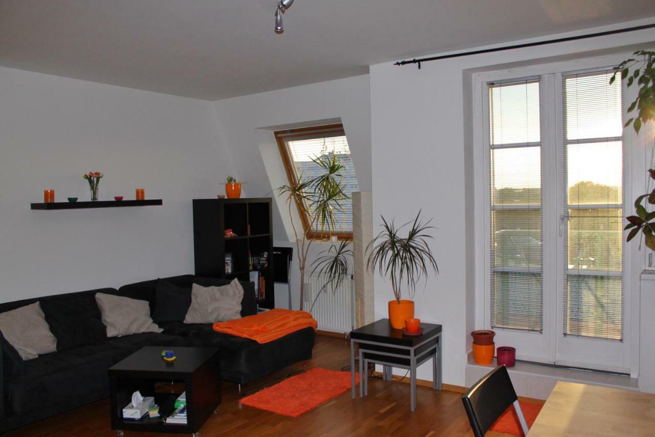 Sunny Two-Story Apartment Kyje Prague Luaran gambar