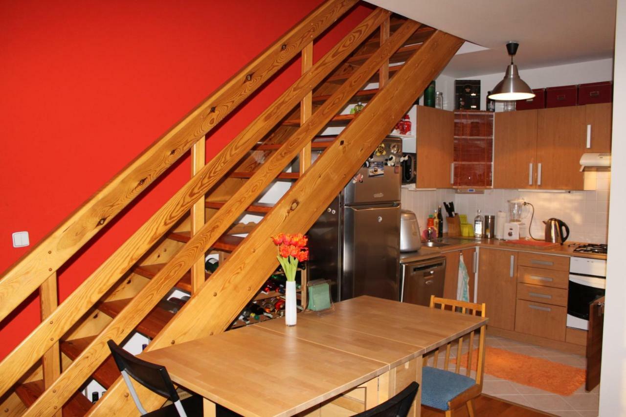 Sunny Two-Story Apartment Kyje Prague Luaran gambar